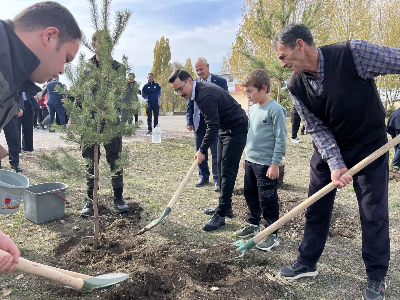 Kars'ın Akyaka ilçesinde 11 Kasım Milli Ağaçlandırma Günü kapsamında 500 fidan dikildi