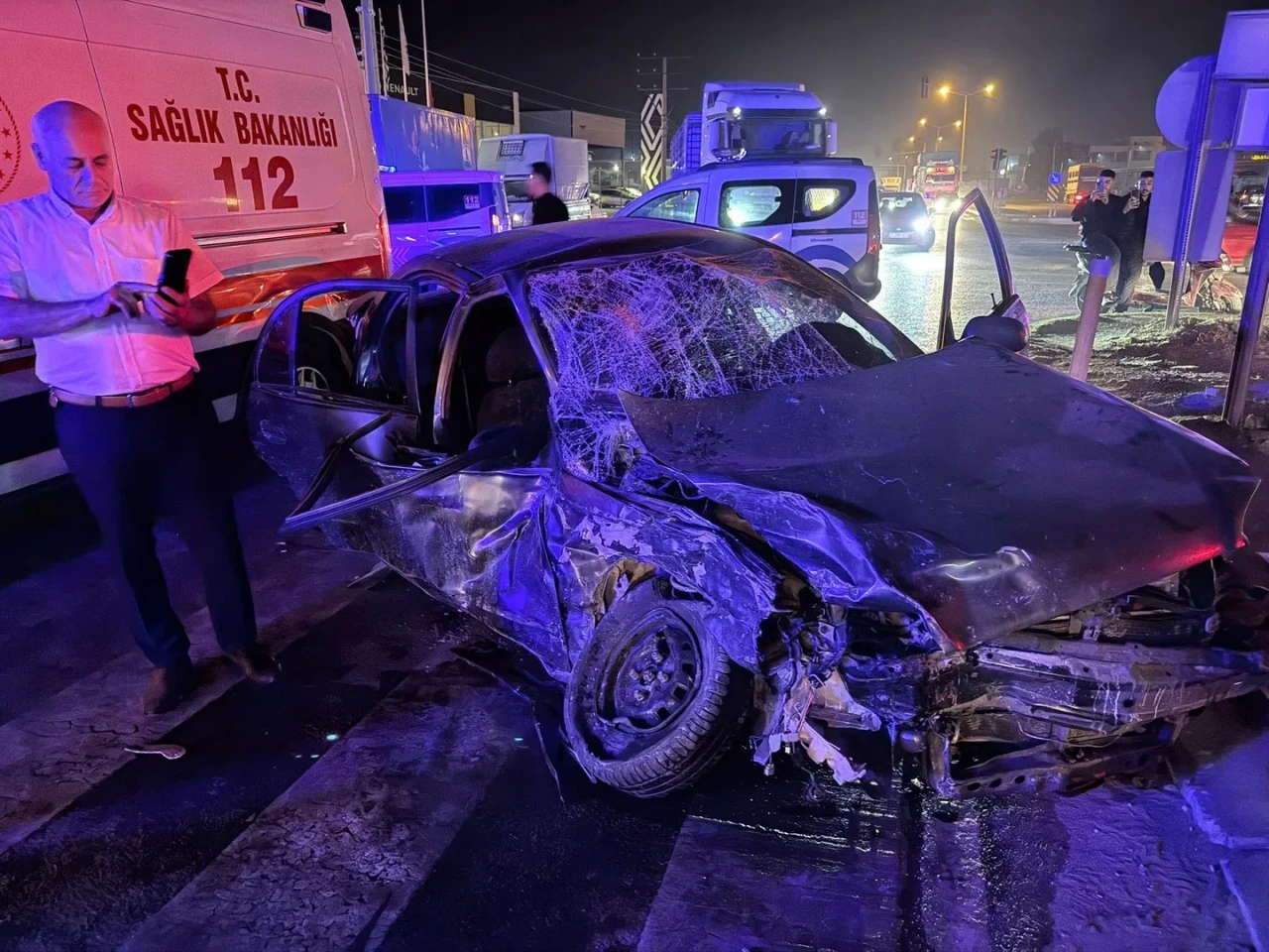 Mersin’in Tarsus ilçesinde yolcu minibüsü ile otomobil çarpıştı, 10 kişi yaralandı