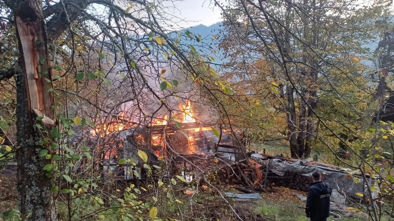 Karabük'te çıkan yangında ahşap evdeki 5 kişi dumandan etkilendi.