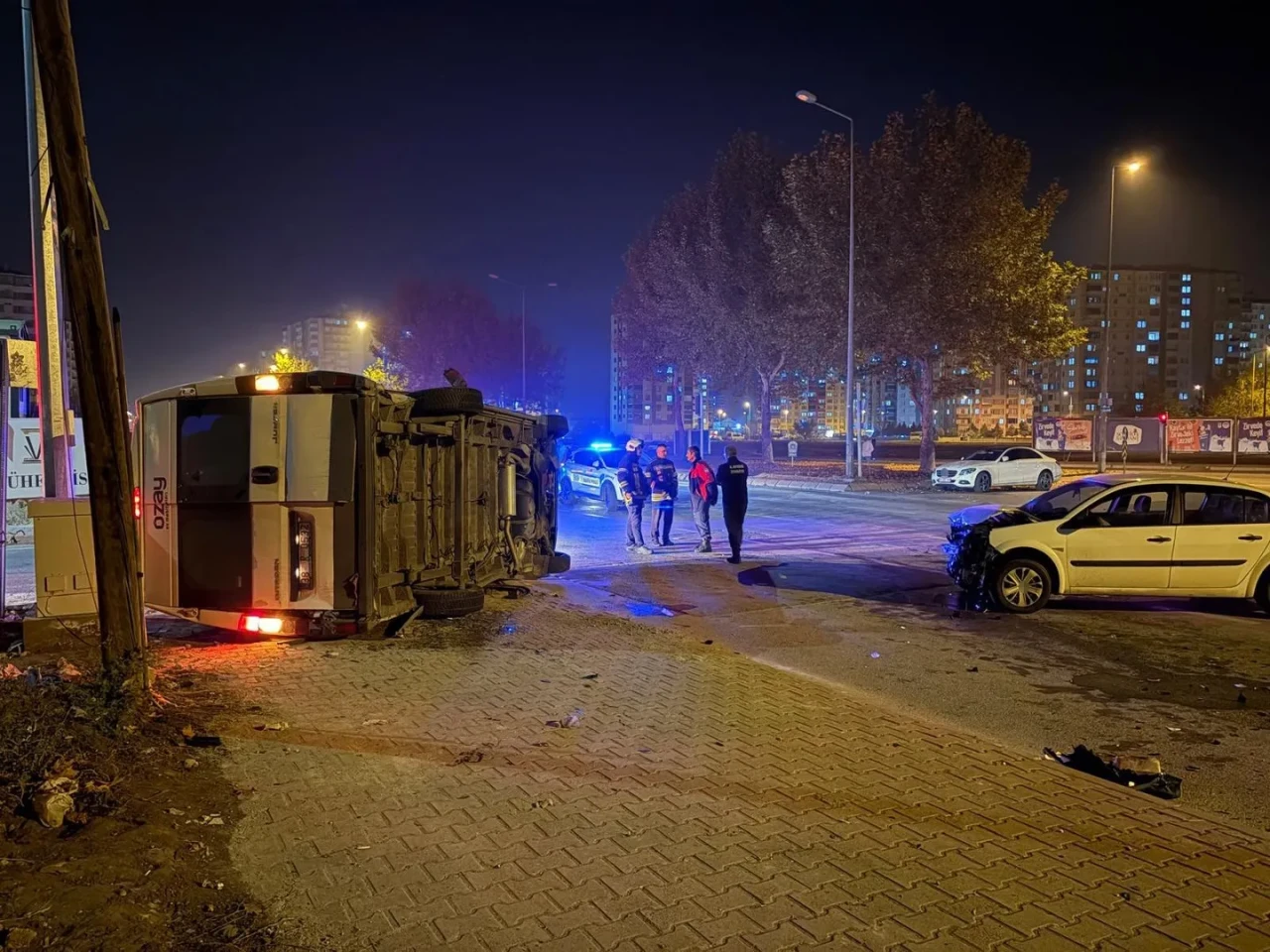 Kayseri'de otomobilin servise çarpmasıyla araç devrildi ve 2 sürücü yaralandı