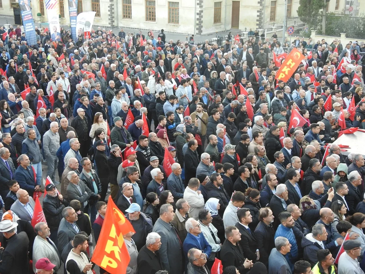 CHP Genel Başkanı Özgür Özel Kilis'te iktidar değişikliği ve vizesiz Avrupa vaatlerinde bulundu