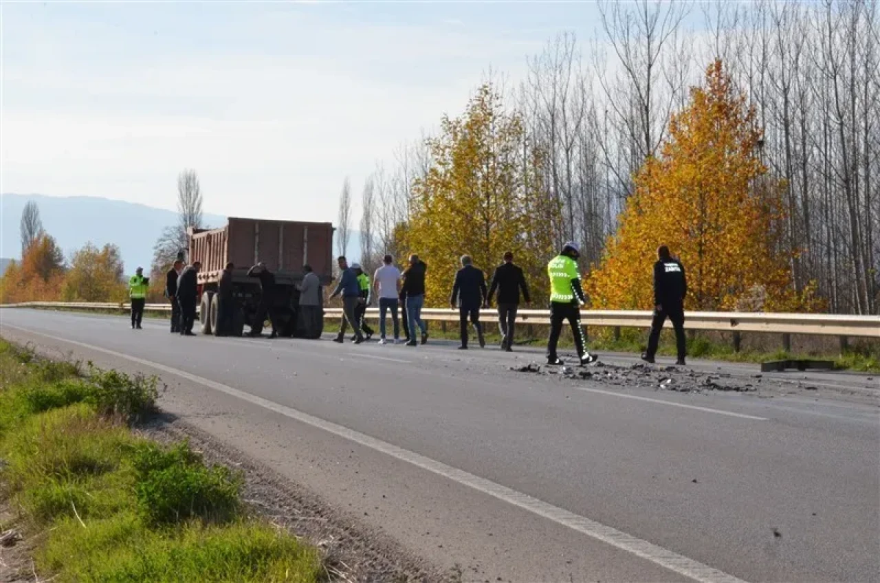 Amasya'nın Taşova ilçesinde otomobil ile kamyon çarpıştı 3 kişi yaralandı