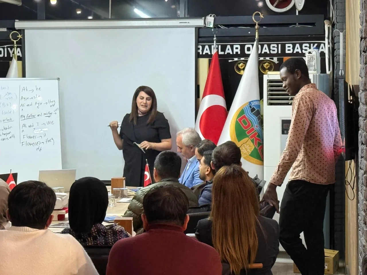 Diyarbakır Kuyumcular Odası esnafa ücretsiz İngilizce eğitimi başlattı