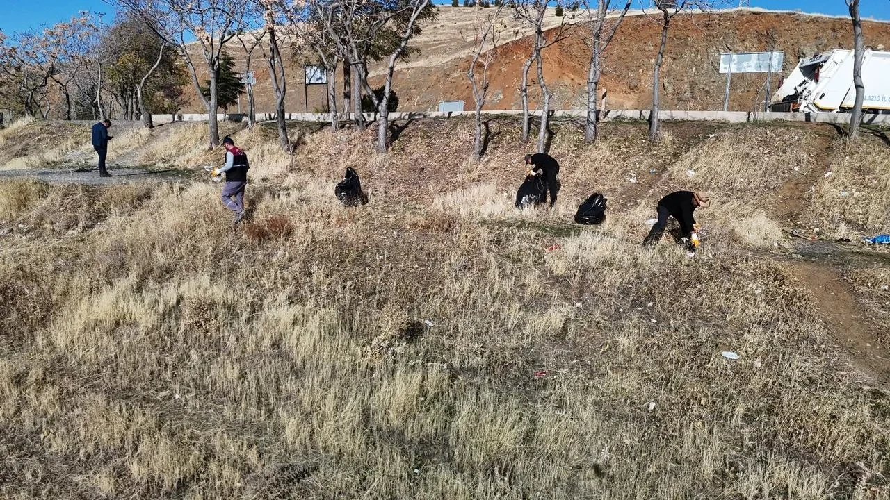 Elazığ İl Özel İdaresi Hazar Gölü çevresinde 10 ton çöp topladı