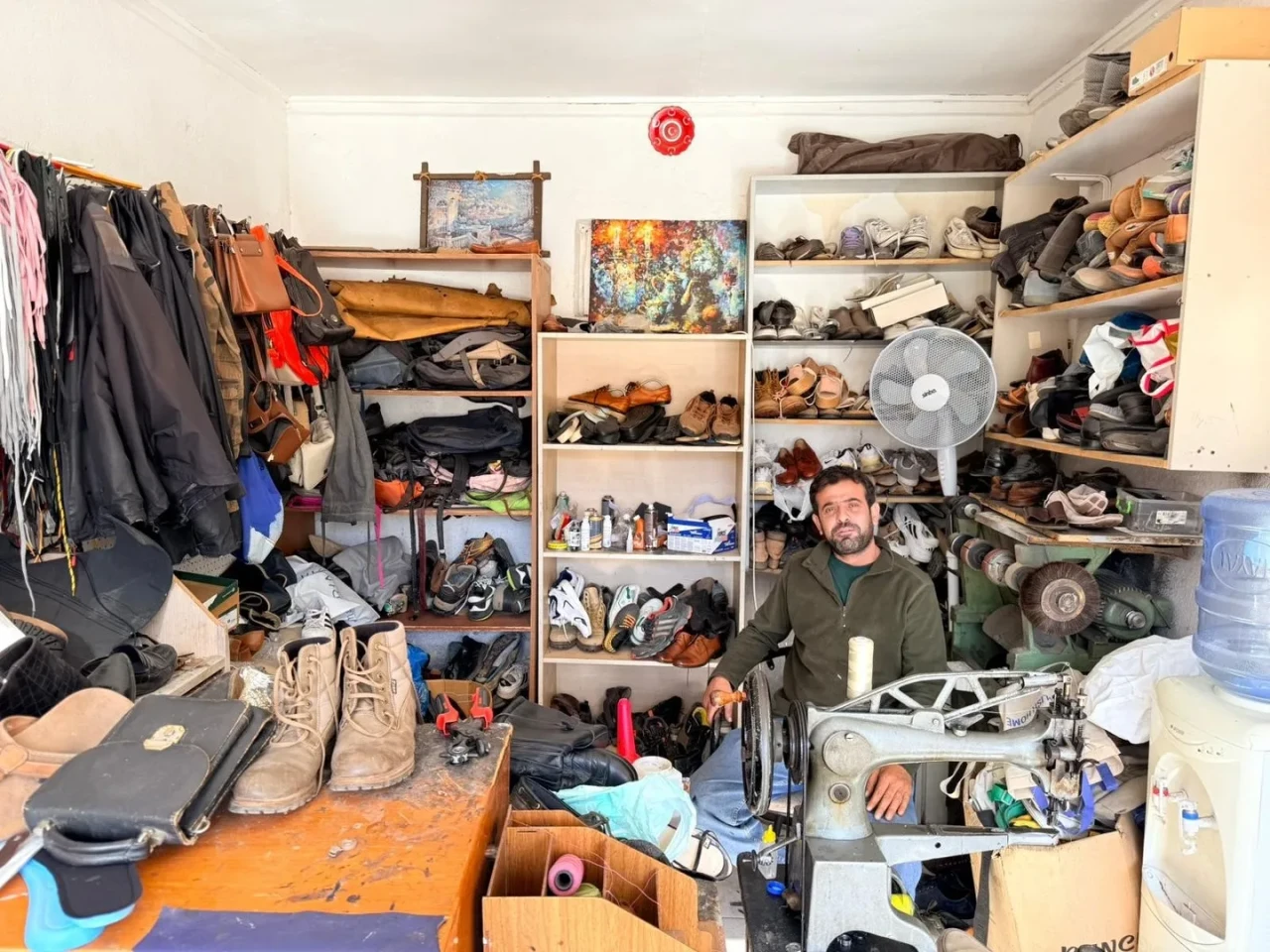 Datça’nın tek ayakkabı tamircisi Rıdvan Arslan 26 yıldır mesleğini sürdürüyor