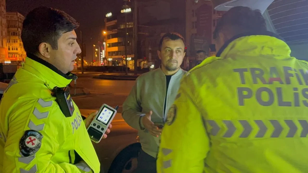 Kayseri’de alkollü yolcu polis ekiplerine zor anlar yaşattı