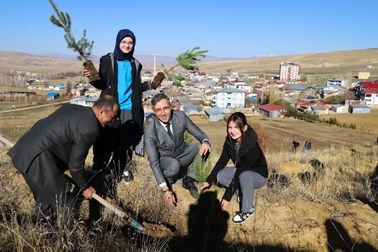 Bayburt'ta öğretmenler ve öğrenciler 300 fidanı toprakla buluşturdu