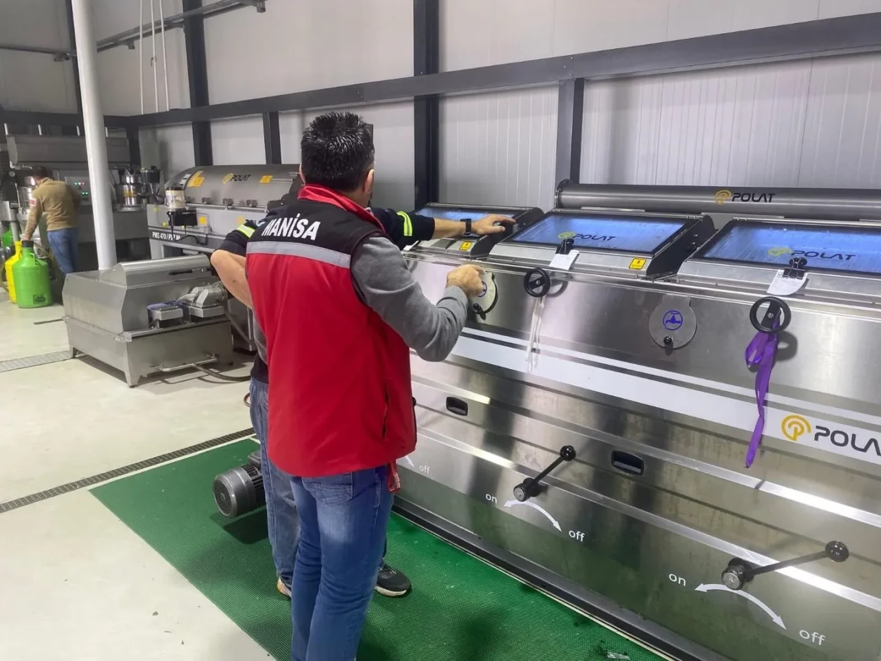 Manisa'nın Sarıgöl ilçesinde zeytinyağı üretim tesislerine denetim yapıldı