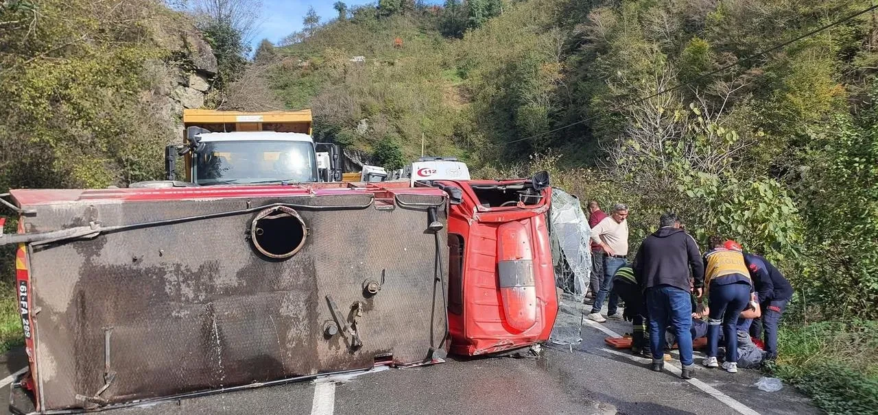 Trabzon’da İtfaiye Aracı Kaza Yaptı, 2 Görevli Yaralandı