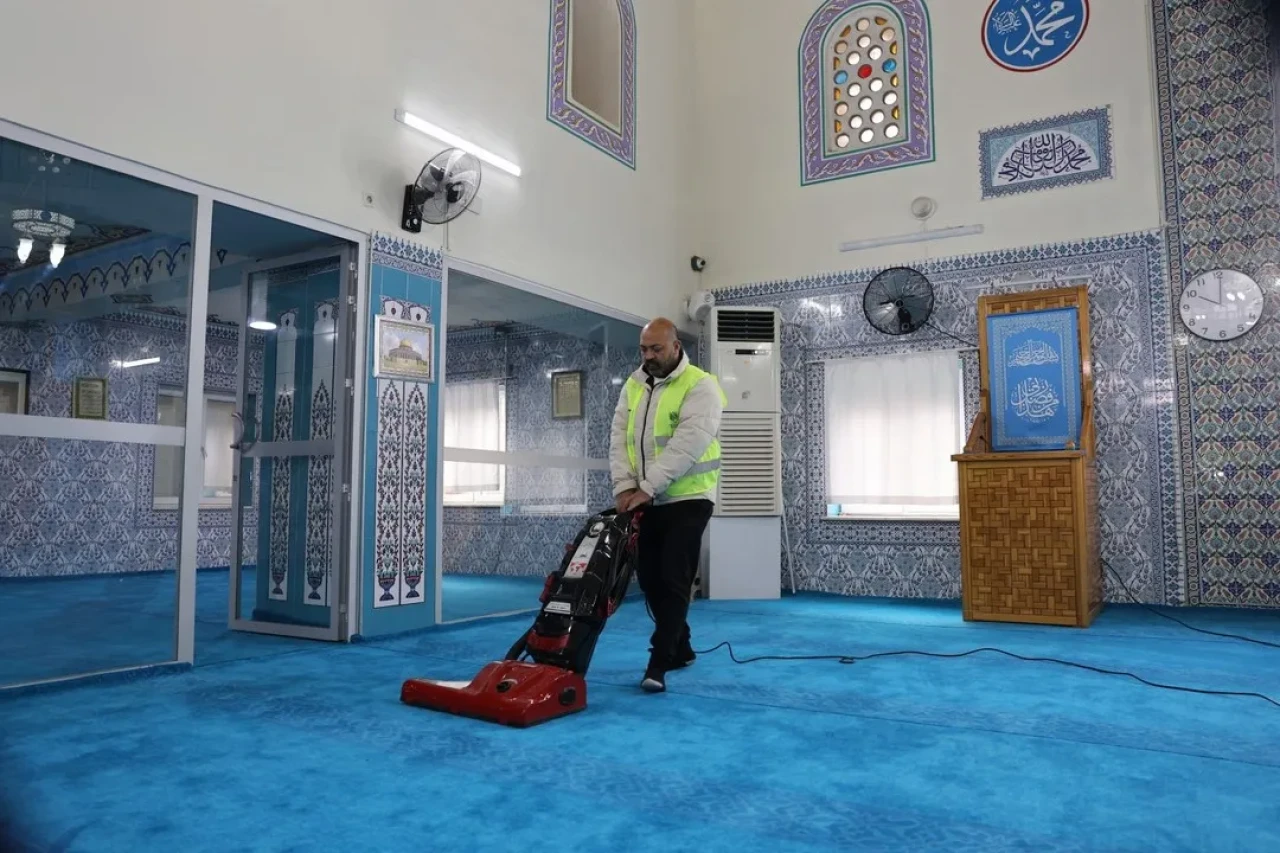 Manisa'da Yunusemre Belediyesi camilerin temizliğini sürdürerek huzurlu ibadet ortamı sunuyor