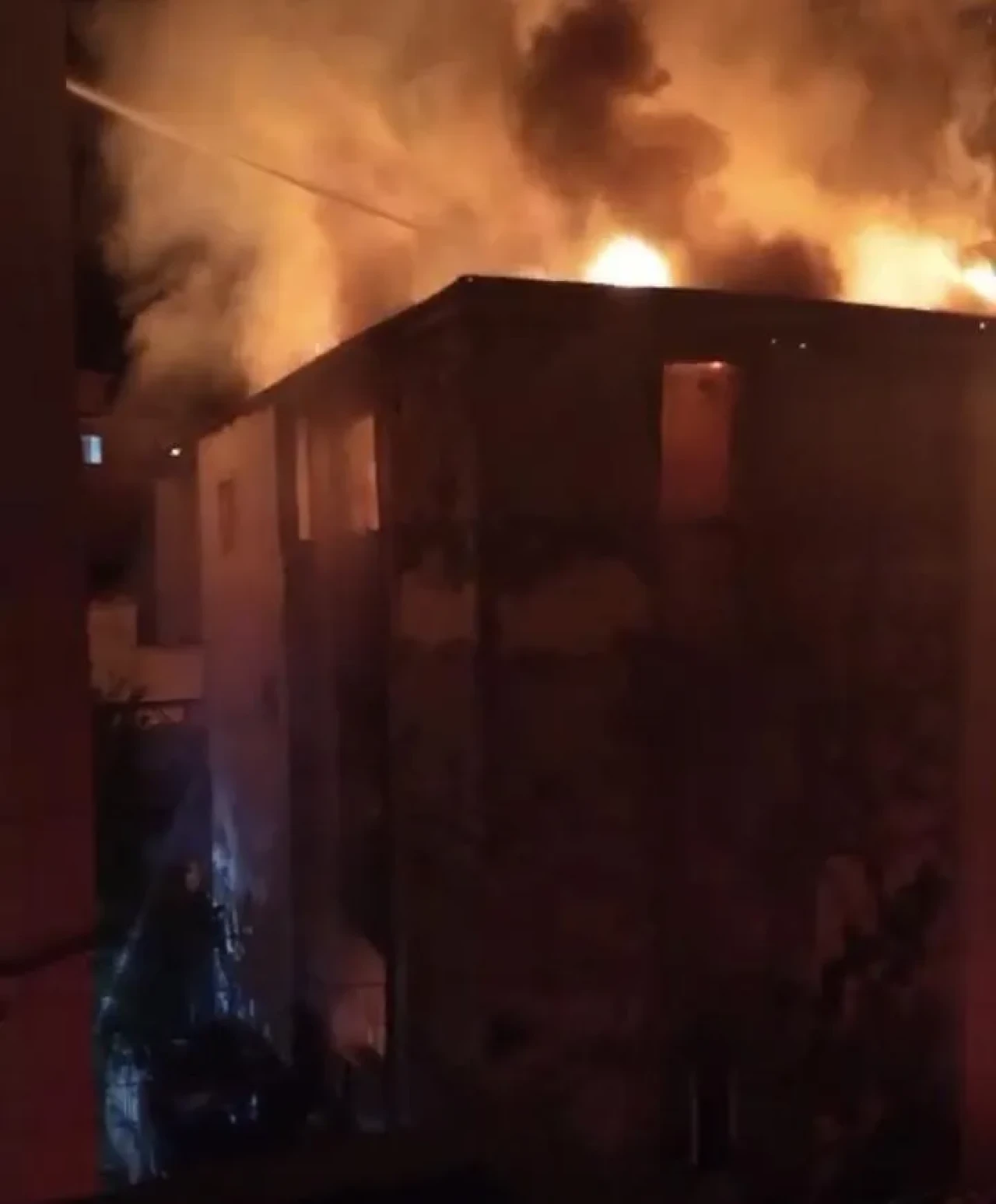 Gaziantep'te 4 katlı binada yangın itfaiye tarafından söndürüldü