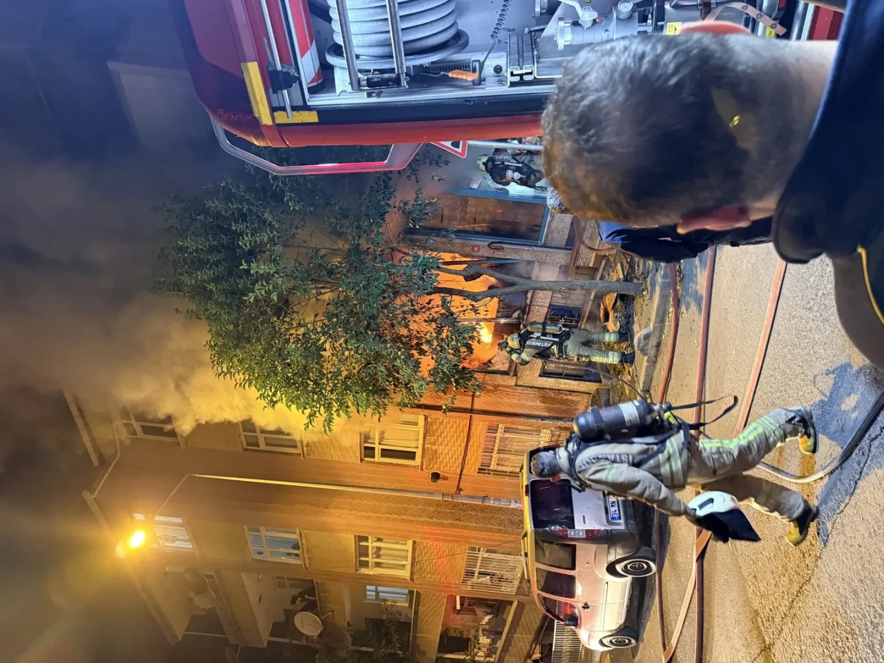 İstanbul Bağcılar'da iş yerinde çıkan yangın binayı sardı ve bir kişi yaralandı