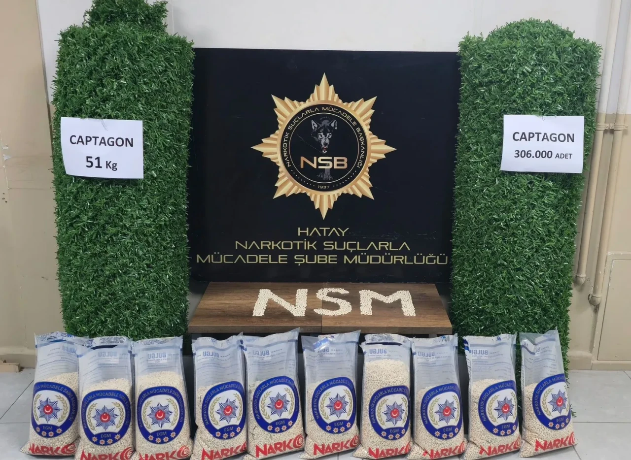 Hatay'da suni çimler içine saklanmış 306 bin uyuşturucu hap ele geçirildi