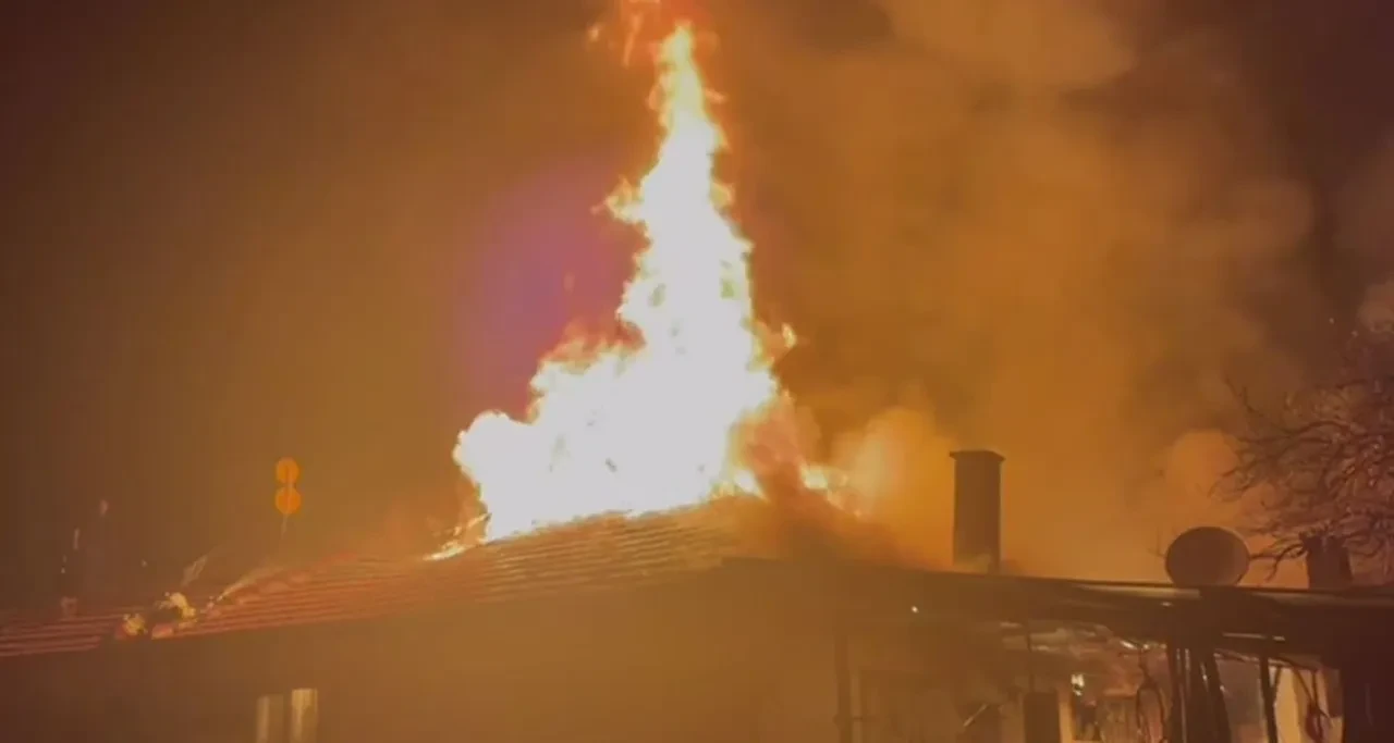 Manisa'nın Kula ilçesinde gece çıkan yangında 2 kişi yaralandı