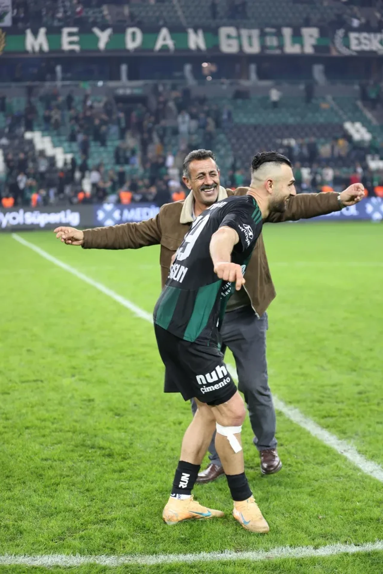 Kocaelispor'da Serdar Dursun galibiyeti çiftetelli oynayarak kutladı
