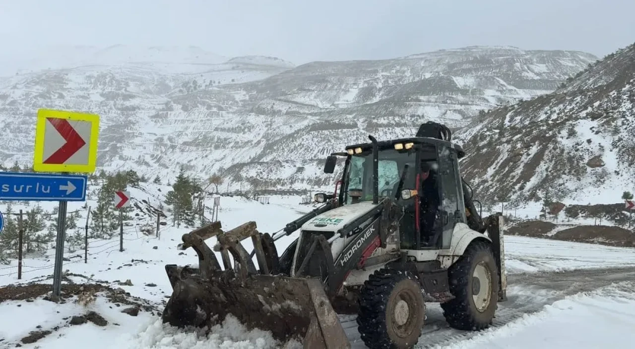 Adana'nın yüksek kesimlerinde yoğun kar yağışı nedeniyle yollar kapandı