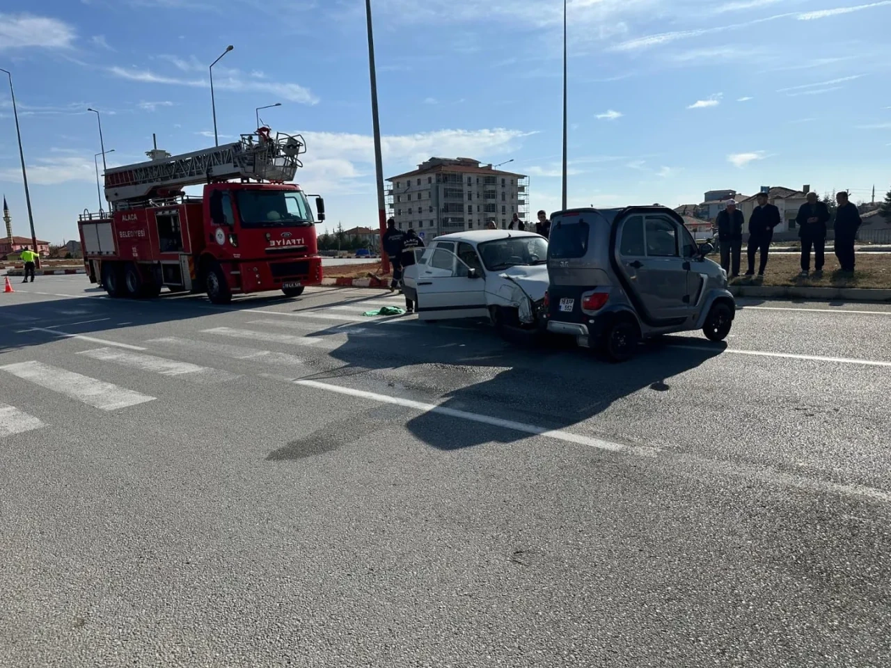 Çorum'da otomobil ile elektrikli araç çarpışması sonucu 3 kişi yaralandı