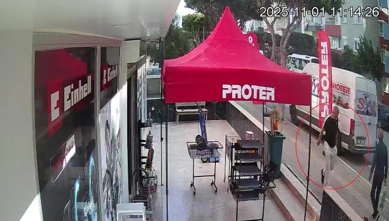 Antalya'da alkollü şahıs yoldan geçenleri bıçaklayarak polis tarafından yakalandı