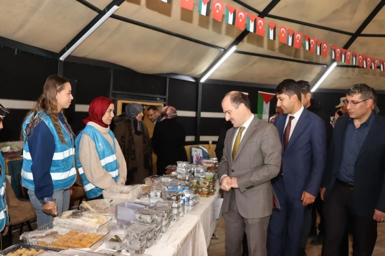 Erzurum'un Oltu ilçesinde Filistin'e destek için hayır çarşısı düzenlendi