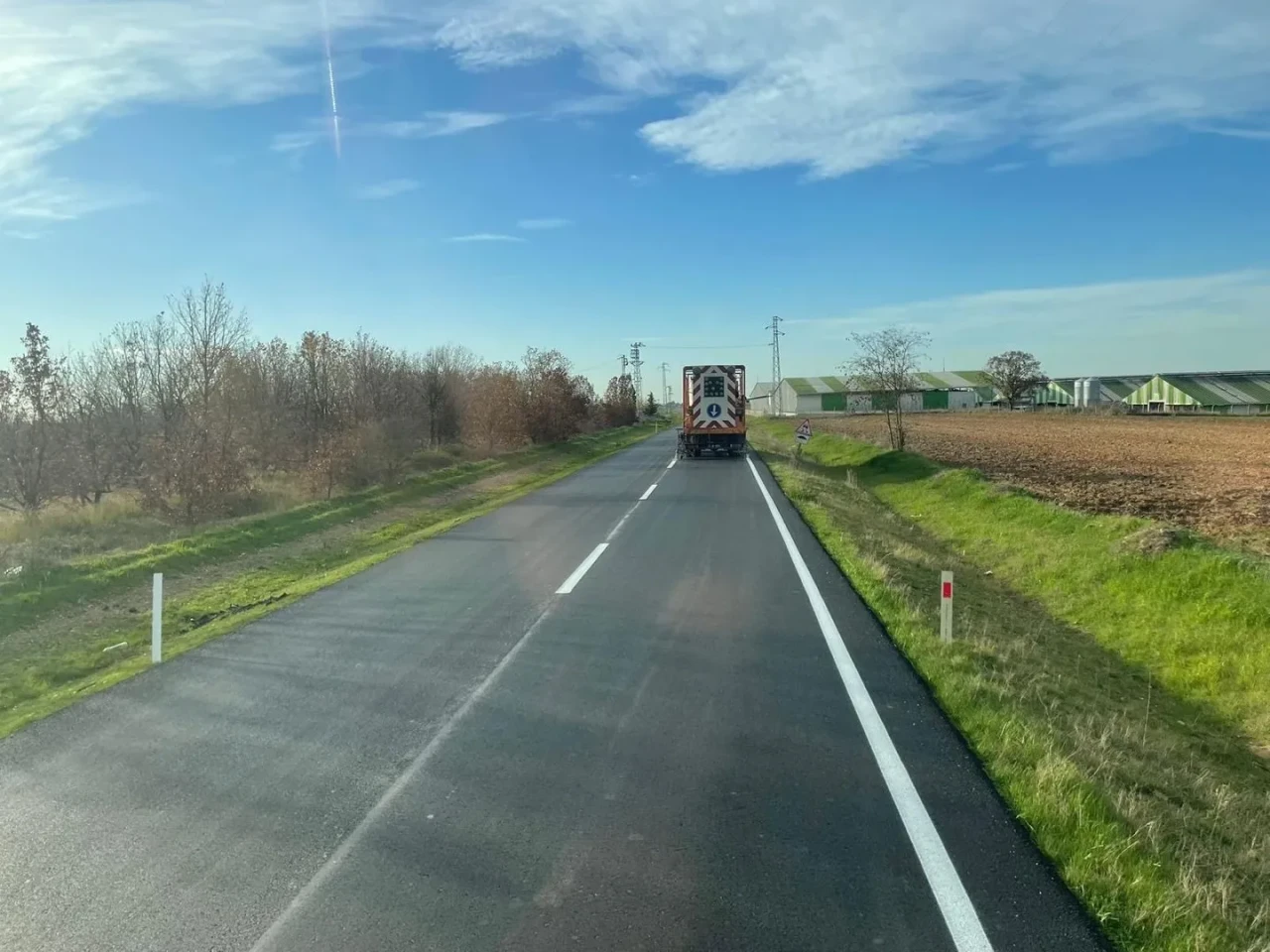 Kırklareli'nde köy yolları sıcak asfaltla yenilenerek ulaşım kolaylaştırılıyor