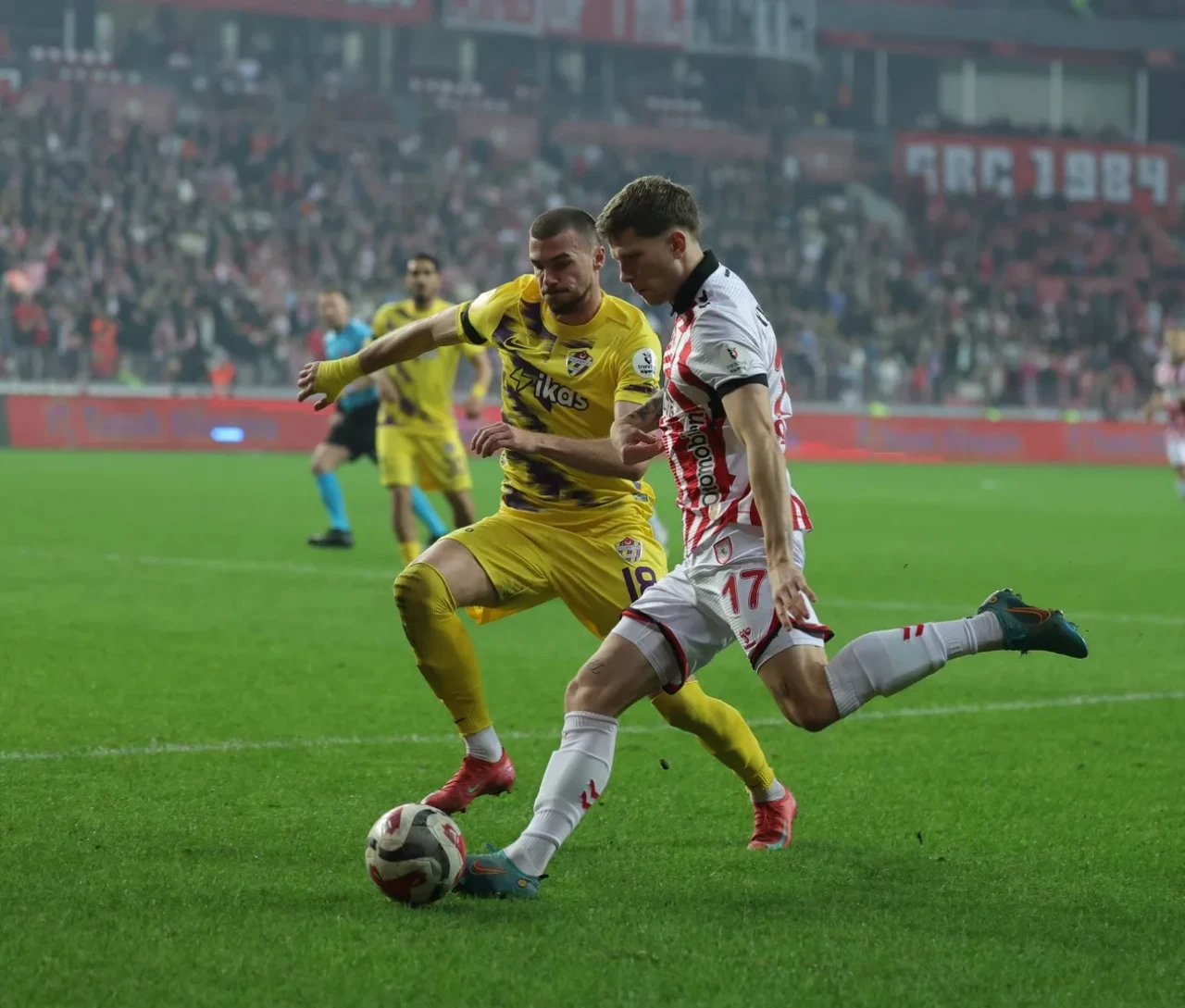 Samsunspor ile Eyüpspor arasındaki maçın ilk yarısı golsüz berabere bitti