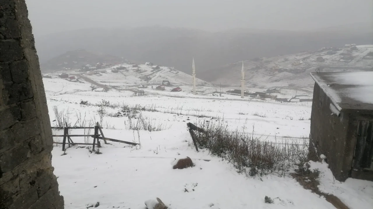 Gümüşhane'nin Kürtün ilçesinde Kadırga Yaylası kar yağışıyla beyaza büründü