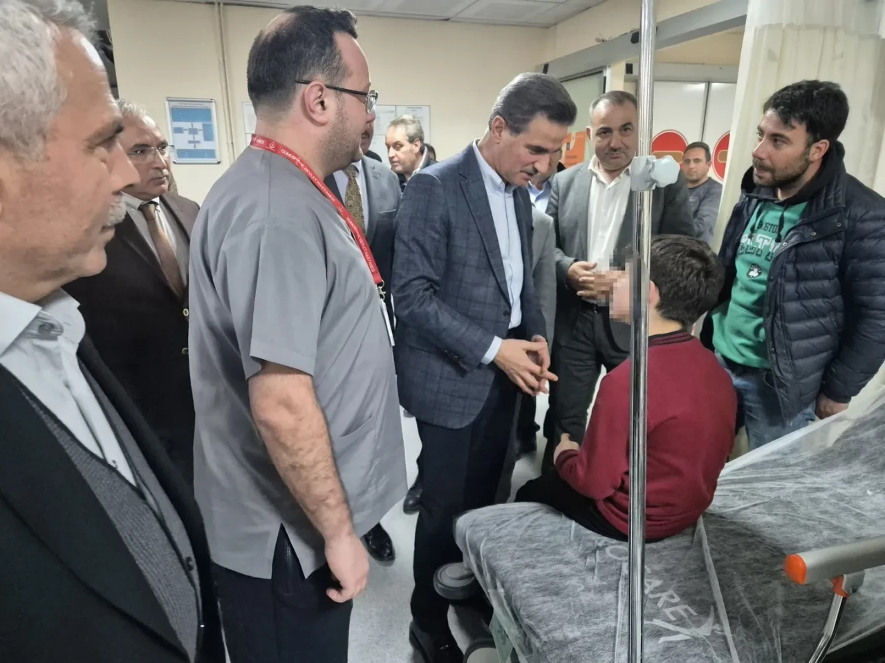 Gümüşhane Valisi Aydın Baruş zehirlenme şüphesiyle hastaneye kaldırılan öğrencileri ziyaret etti