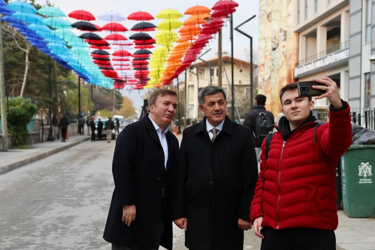 Erzincan'da rengârenk şemsiyelerle süslenen sokak vatandaşların ilgisini çekiyor