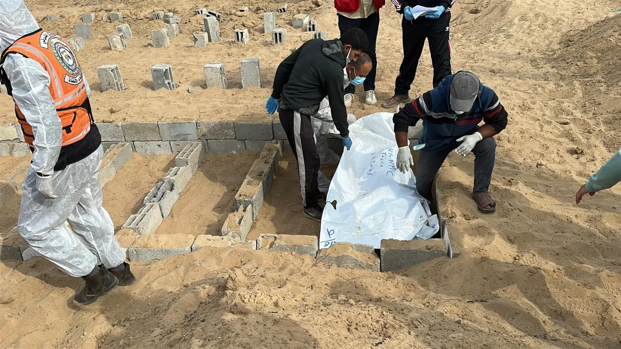 Gazze'de kimliği belirlenemeyen 30 Filistinli cenazesi toplu şekilde defnedildi