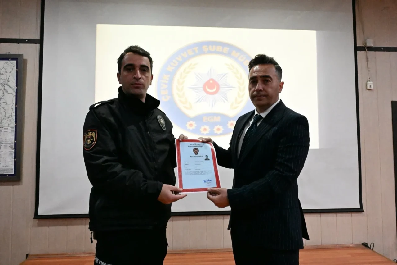 Ağrı Emniyet Müdürü Önder çevik kuvvete başarı belgesi takdim etti