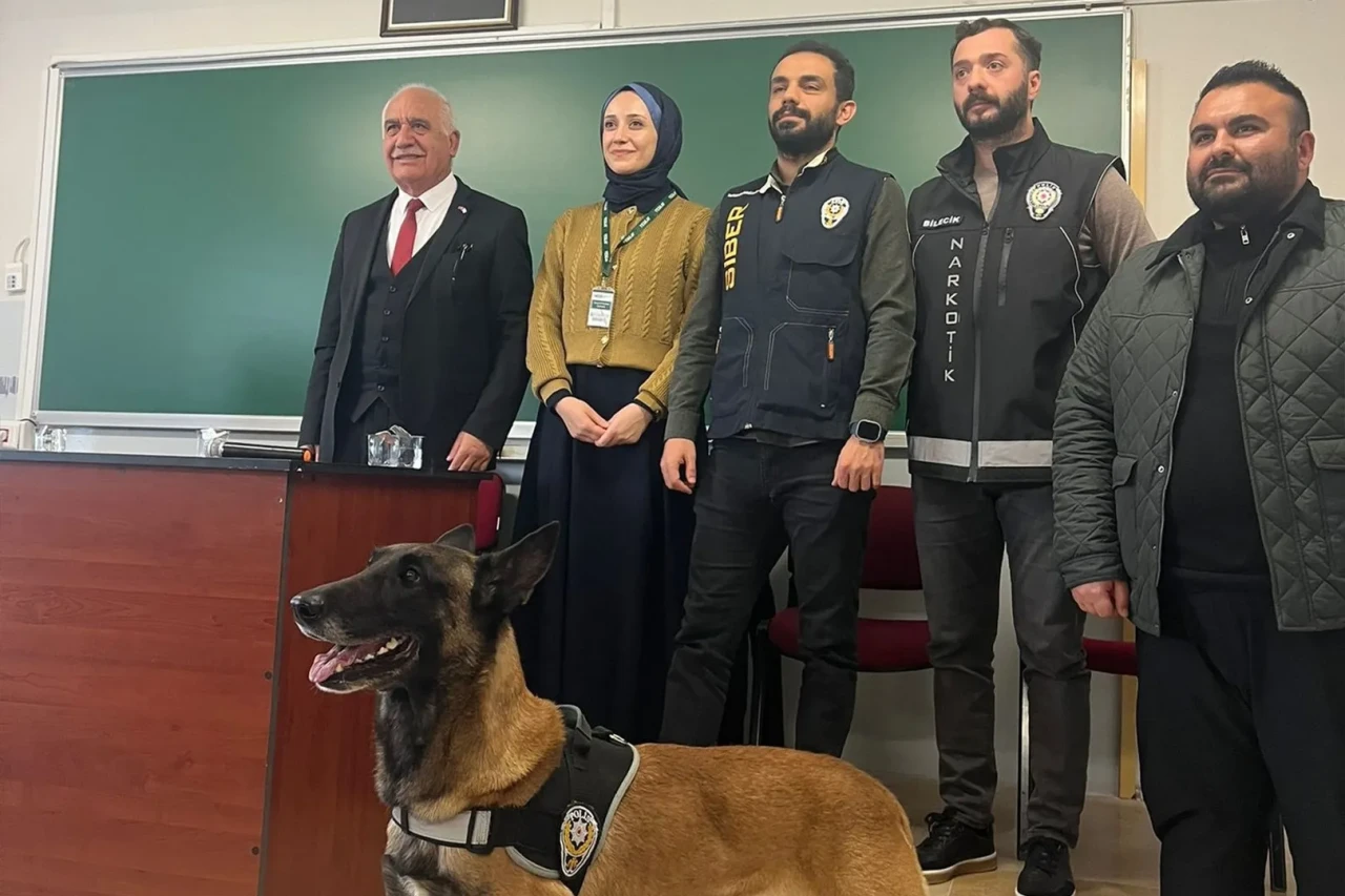 Bilecik'te Söğüt MYO'da madde, ekran ve dijital bağımlılıkla mücadele söyleşisi düzenlendi