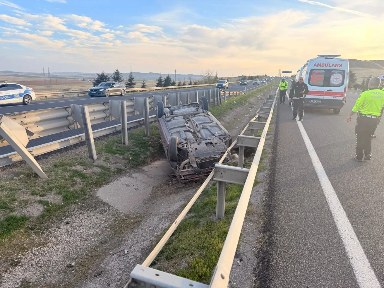 Polatlı'da direksiyon hakimiyetini kaybeden otomobil refüjde ters döndü, 1'i çocuk 3 yaralı