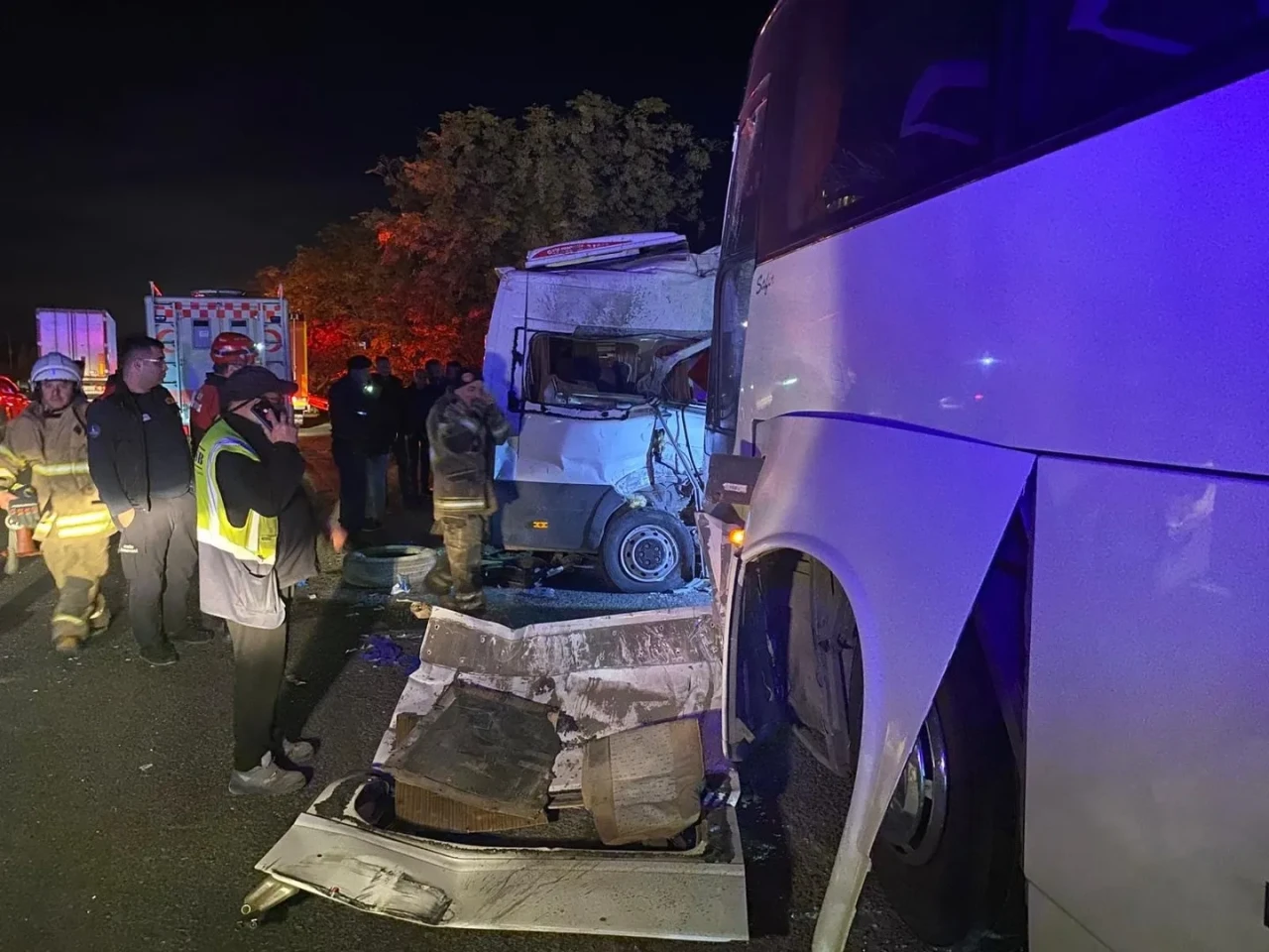 İzmir'in Kemalpaşa ilçesinde iki işçi servisi çarpıştı, 15 kişi yaralandı