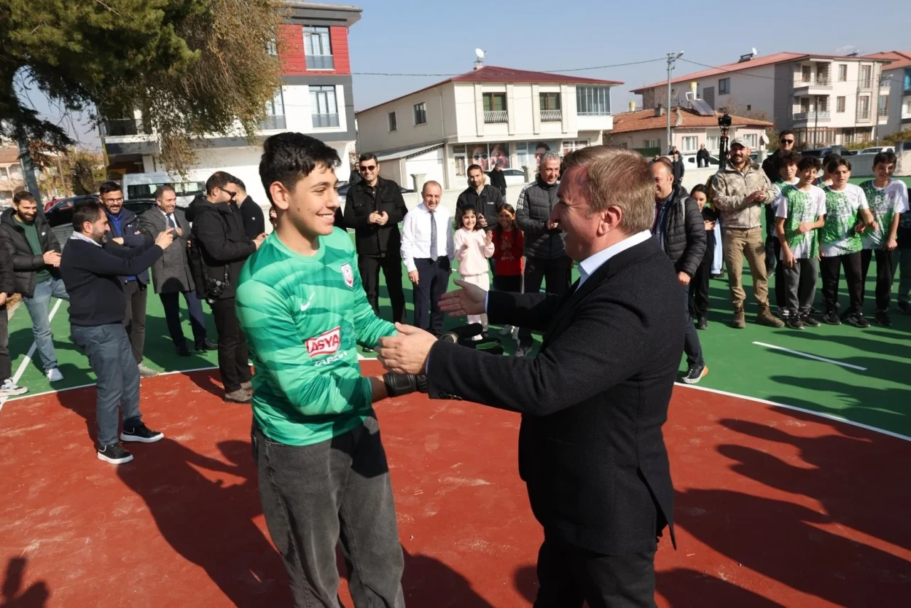 Erzincan'da 101 okul bahçesine çocuklar için kauçuk zemin uygulandı