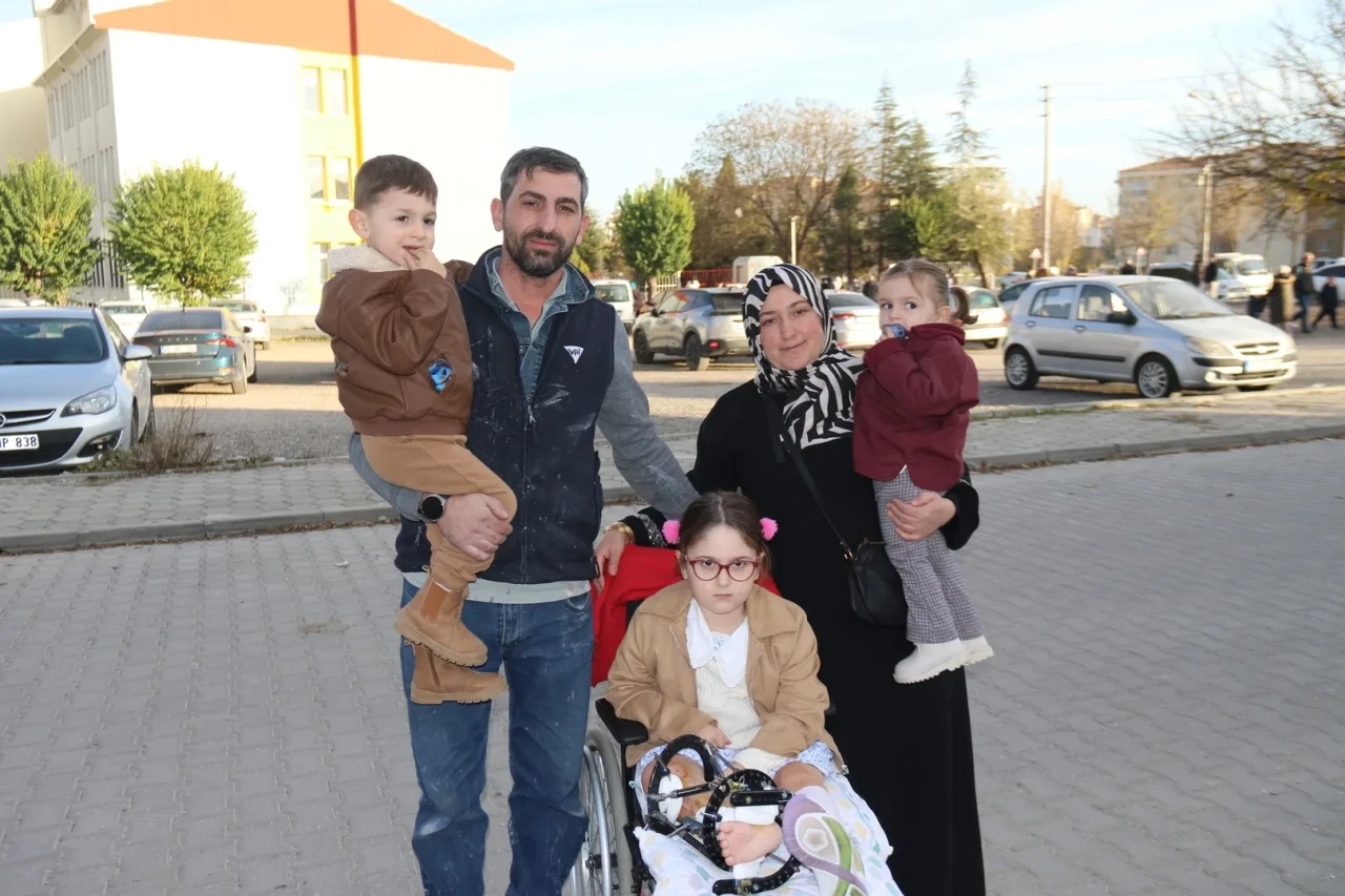 Eskişehir’de engelli kızını her gün okula taşıyan anne asansör talebinde bulundu