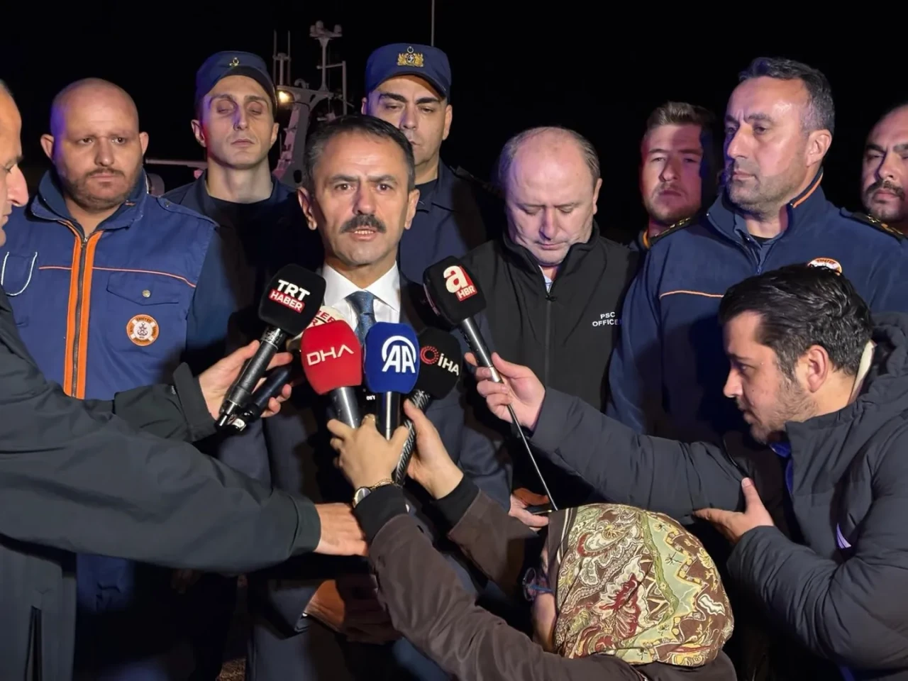 Kocaeli'nin Kandıra ilçesi açıklarında yabancı gemide çıkan yangında 25 mürettebat kurtarıldı