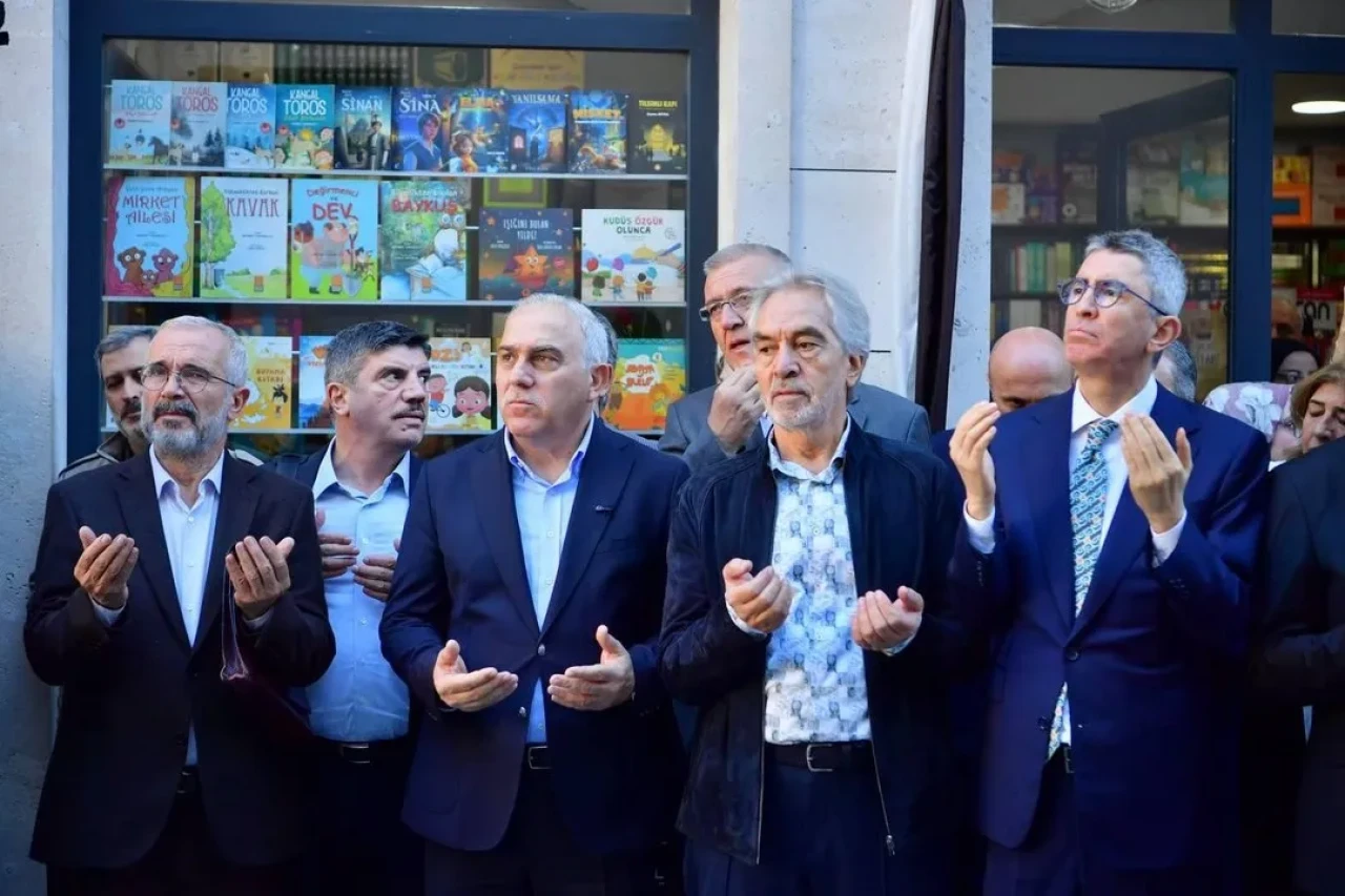 İstanbul'da Cağaloğlu Kitapçılar Çarşısı kültür ve edebiyat merkezi olarak açıldı