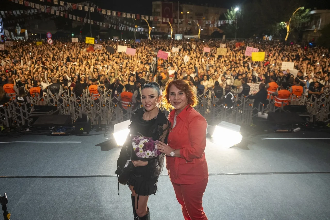 Tarsus'ta Fatma Turgut'un konseriyle festival coşkusu doruğa ulaştı