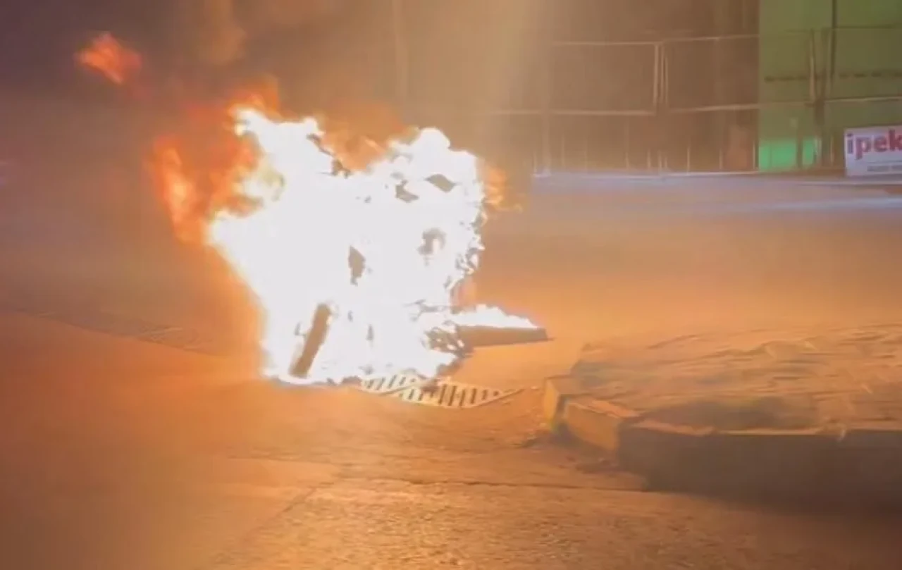 Denizli'de elektrikli motosikletini yakarak karşısına oturup yangını izledi