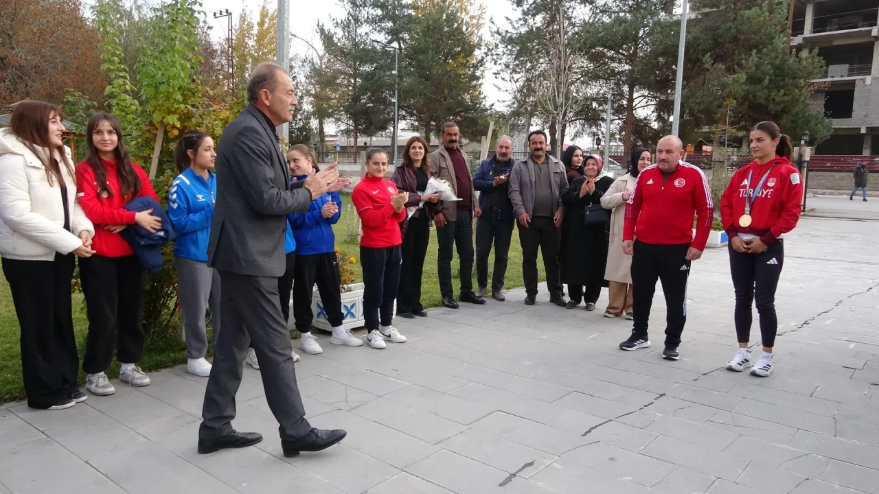 Vanlı milli boksör Evin Erginoğuz altın madalya sonrası çiçeklerle karşılandı