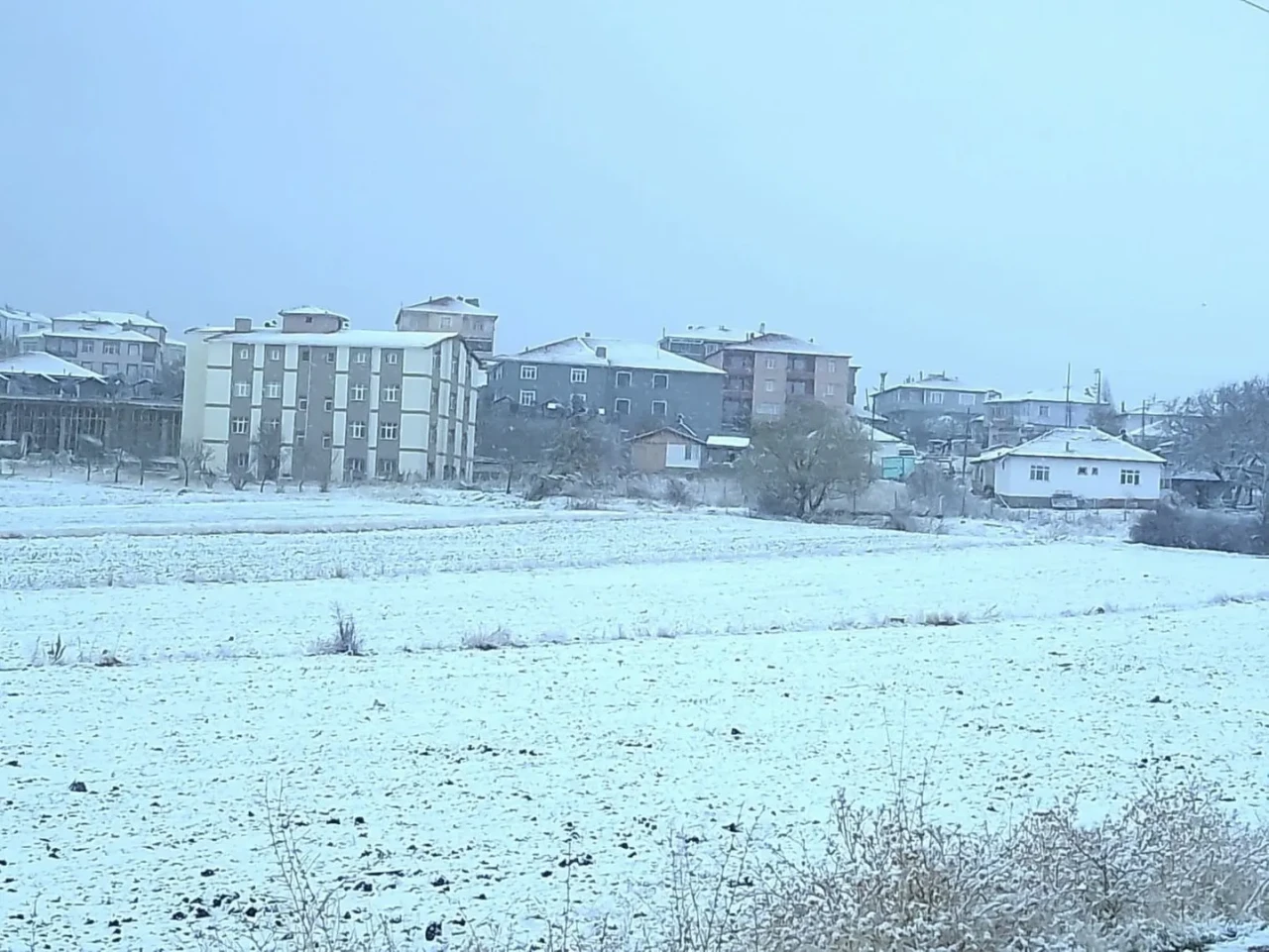Kırşehir'in Akçakent ilçesinde yüksek kesimler kar yağışıyla beyaza büründü