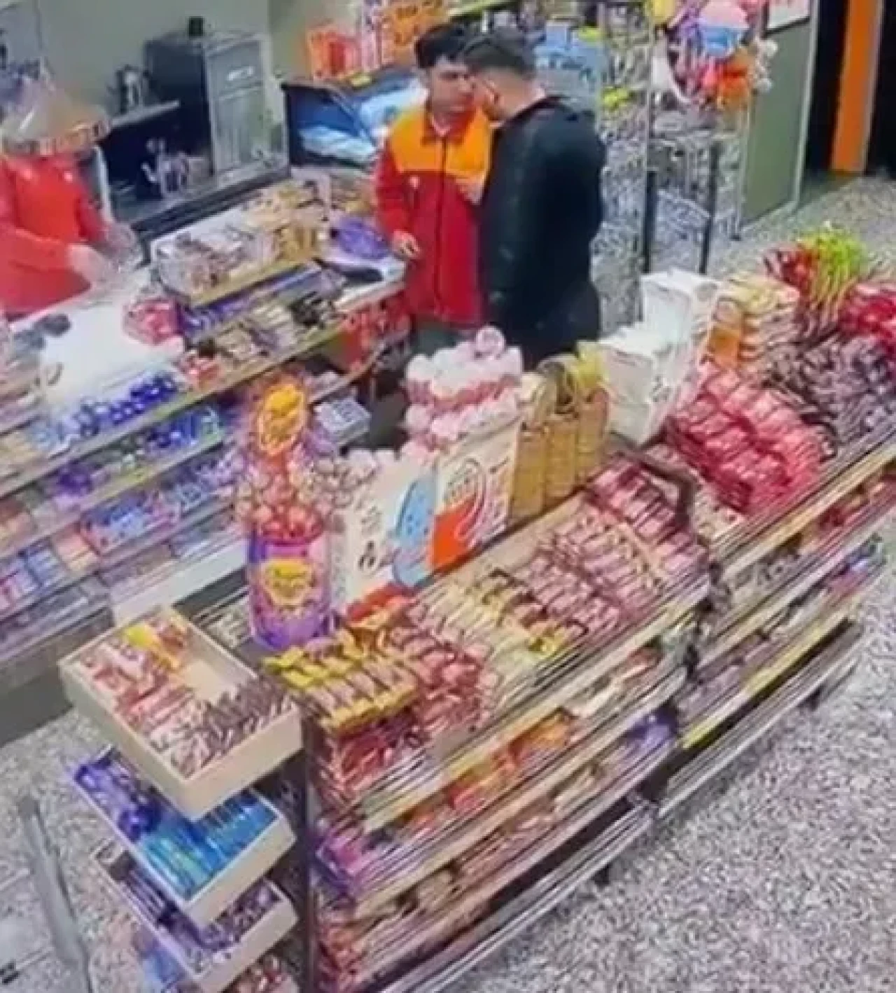 Kocaeli'nde alkollü müşteri akaryakıt istasyonu çalışanını darbedip dışarı kovaladı