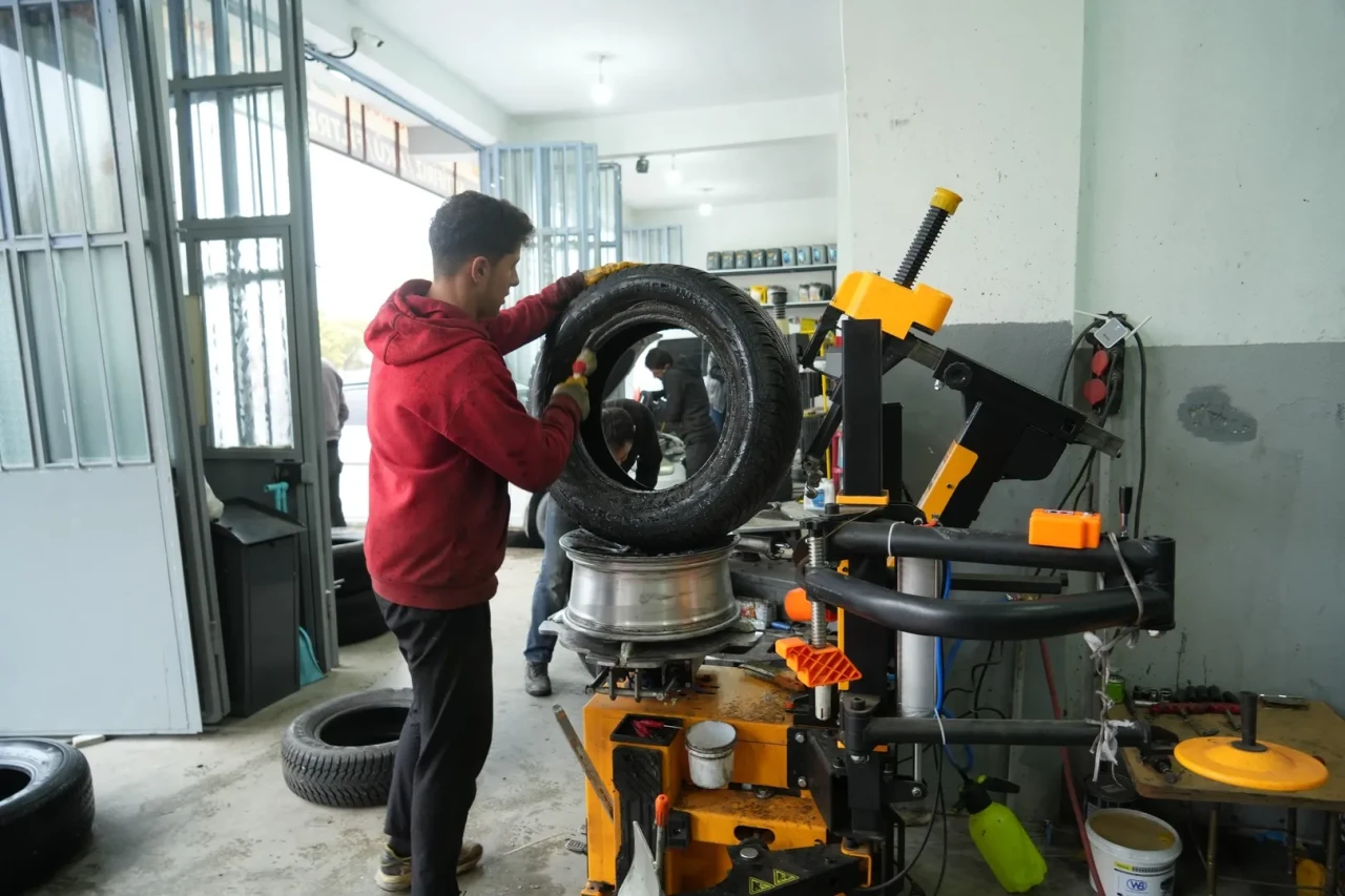 Muş’ta kar yağışı sürücüleri kış lastiği taktırmak için lastikçilere yöneltti