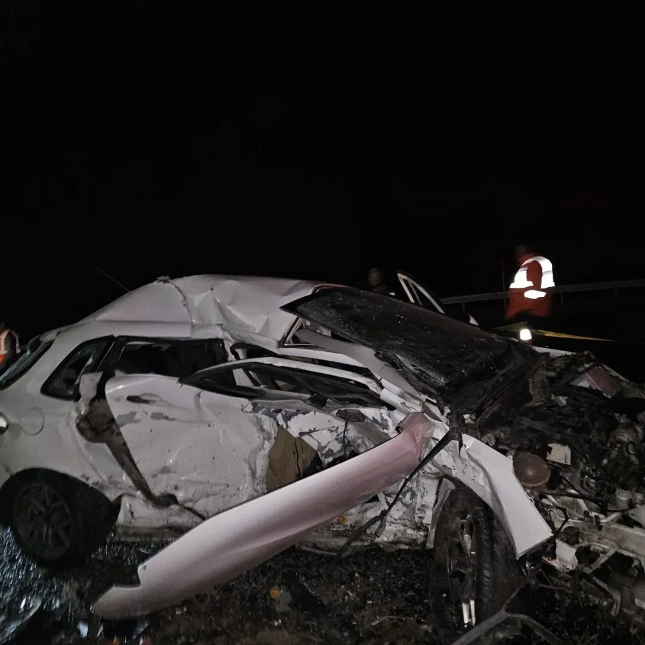 Sivas'ın Suşehri ilçesinde iki otomobil çarpıştı, 1 kişi öldü 2 kişi yaralandı