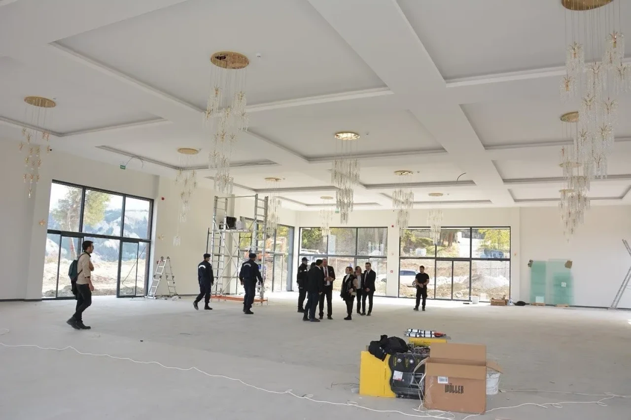 Babadağ Belediye Başkanı Murat Kumral sosyal tesis ve spor sahası projelerini yerinde inceledi