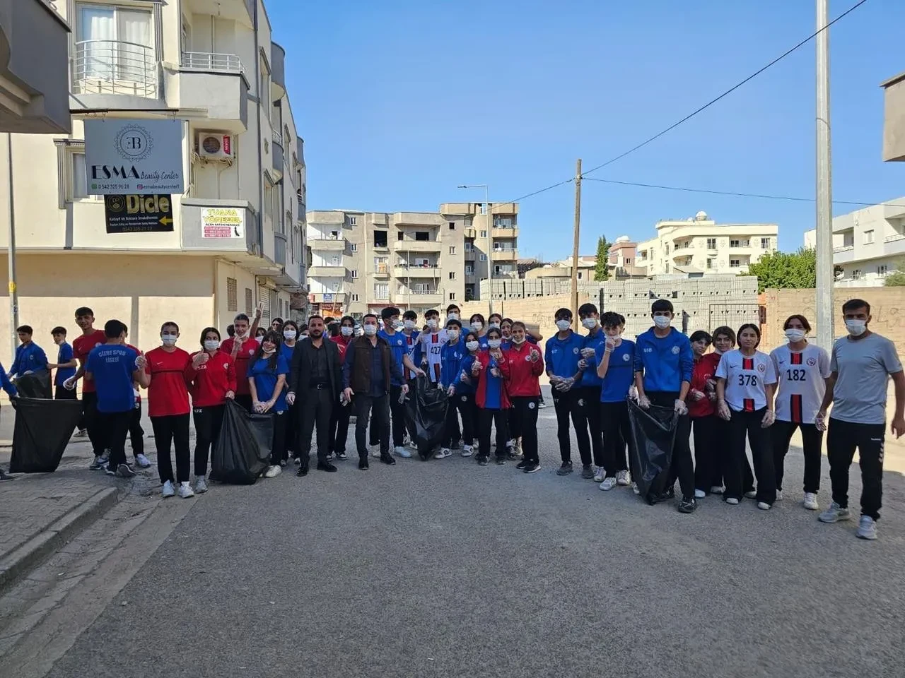 Cizre Spor Lisesi öğrencileri Cudi Mahallesi'nde çevre temizliği yaptı