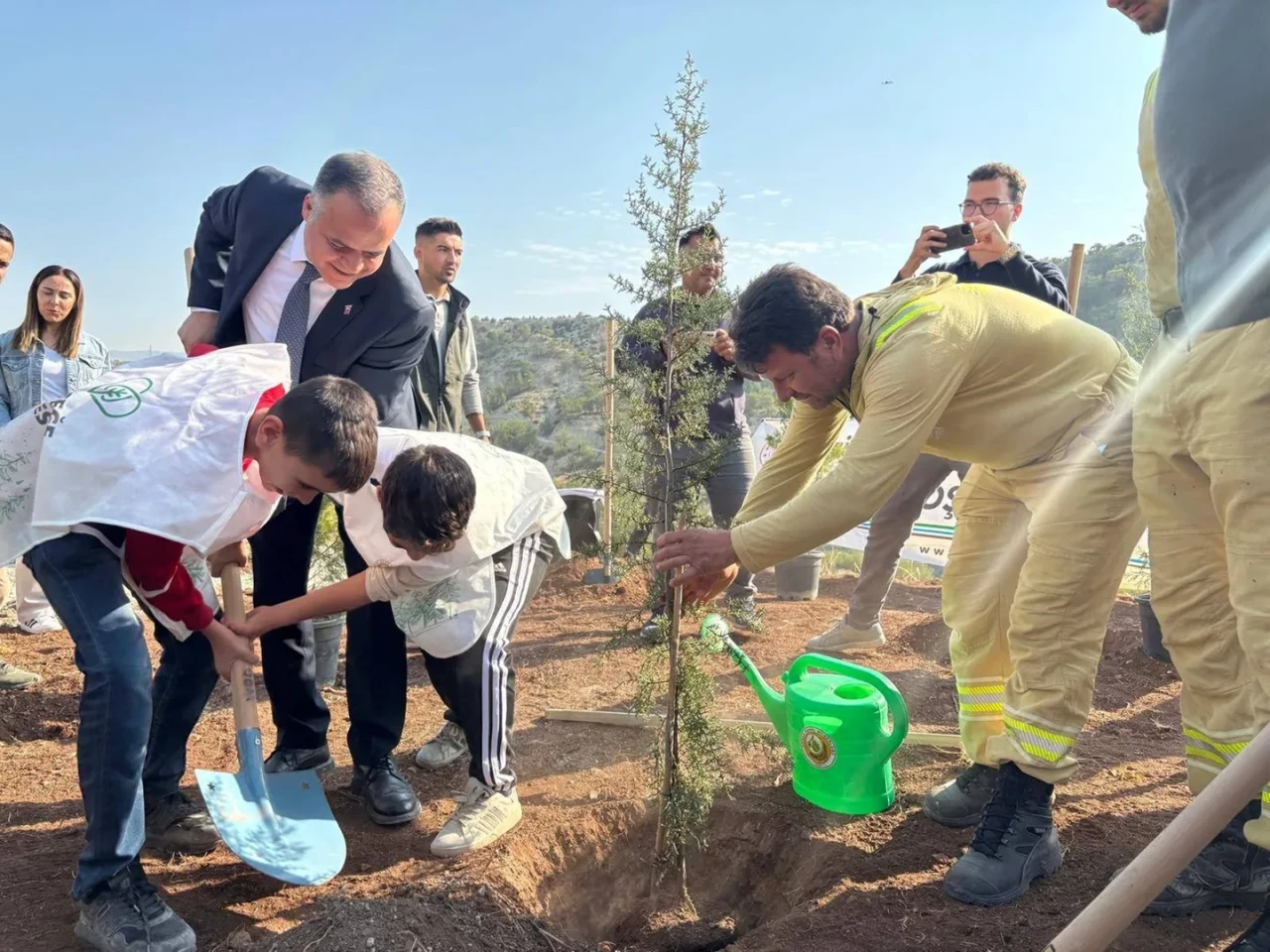 Mersin'de 11 Kasım Milli Ağaçlandırma Günü'nde 500 fidan toprakla buluşturuldu