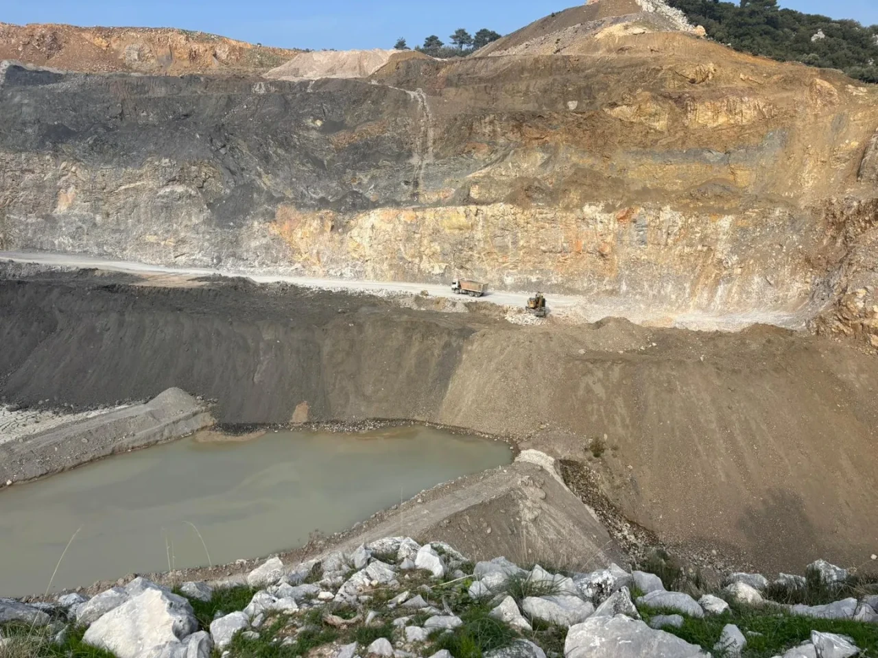 Manisa'da taş ocağının atık suyu dereye boşaltmasına yasal işlem başlatıldı