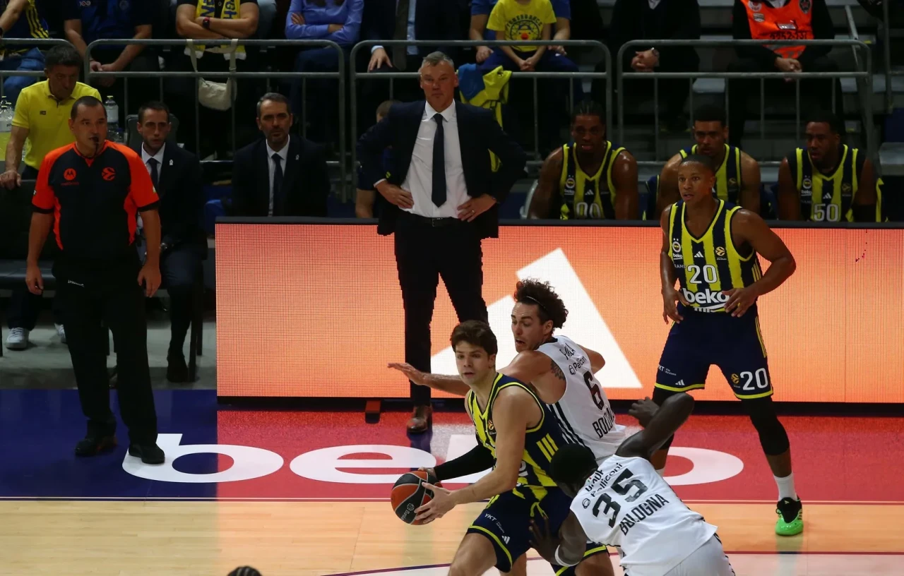 Fenerbahçe Beko Euroleague'de Virtus Bologna'yı 66-64 mağlup etti