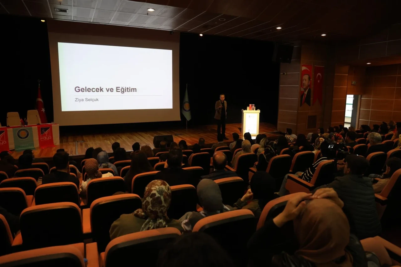 Ziya Selçuk Diyarbakır'da öğretmen ve velilere eğitimin geleceğini anlattı